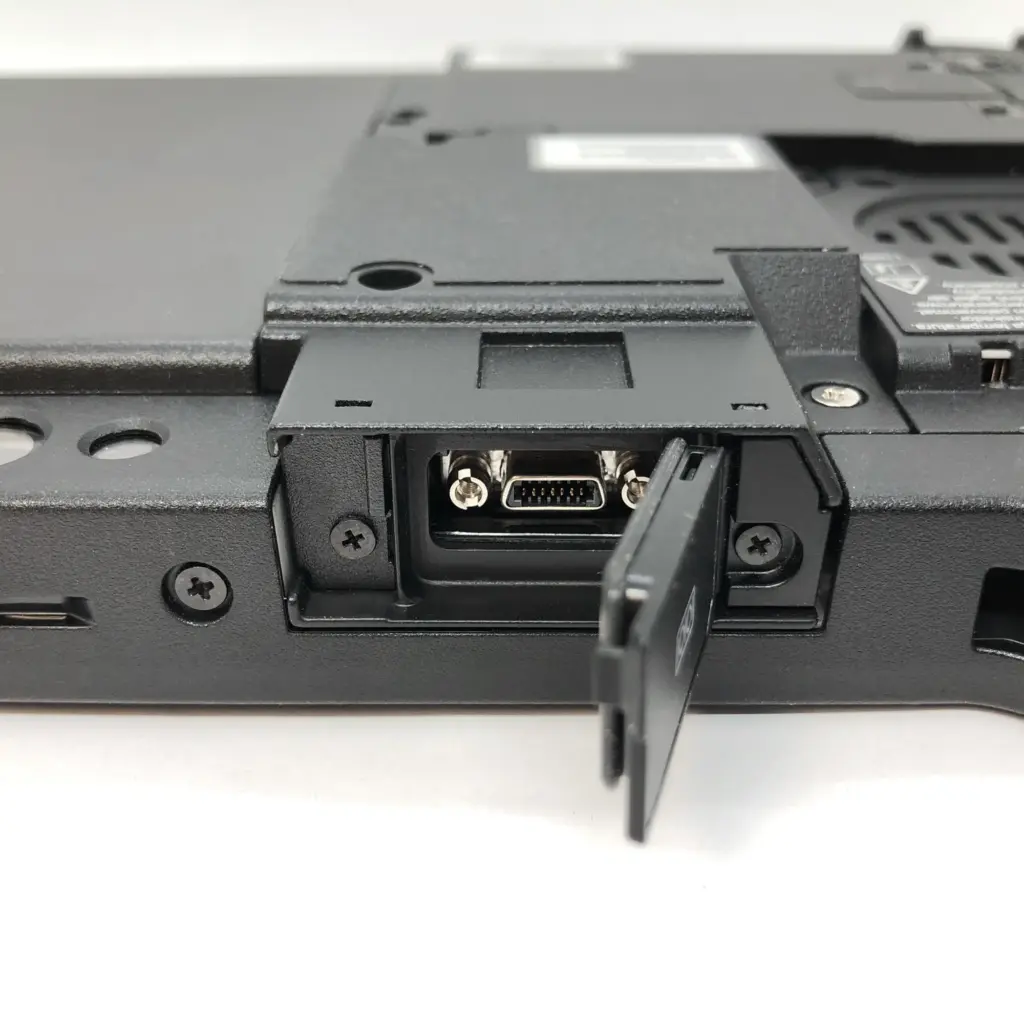 Panasonic Toughbook FZ-G2 MK1 pohja, jossa näkyvät ajoneuvotelakointiin tarkoitetut vahvistetut liittimet.